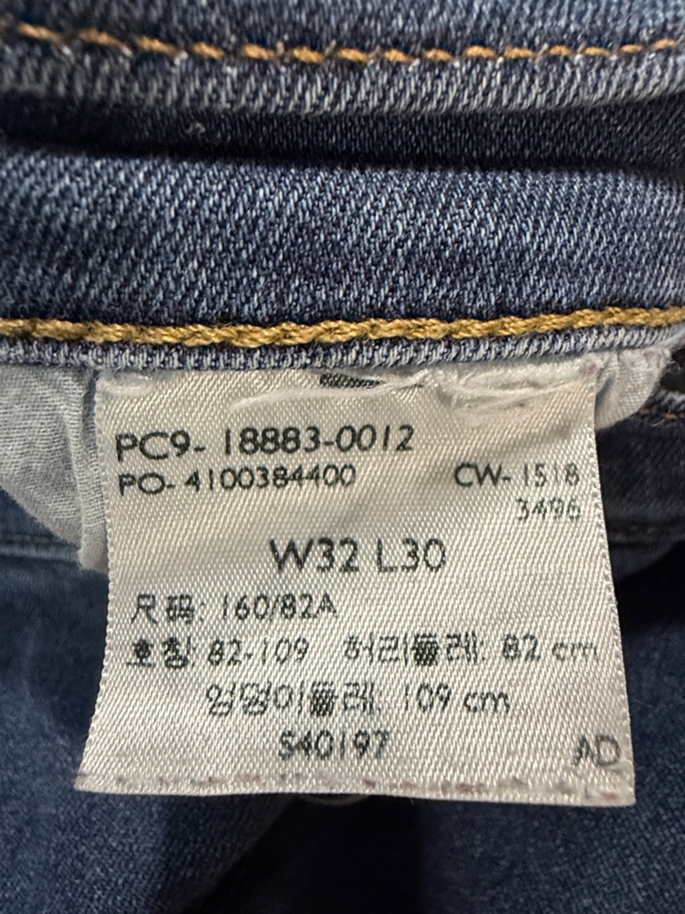 Levi’s 724 High-Rise Women's Jeans in Medium Dark Blue - Picture 3 of 8